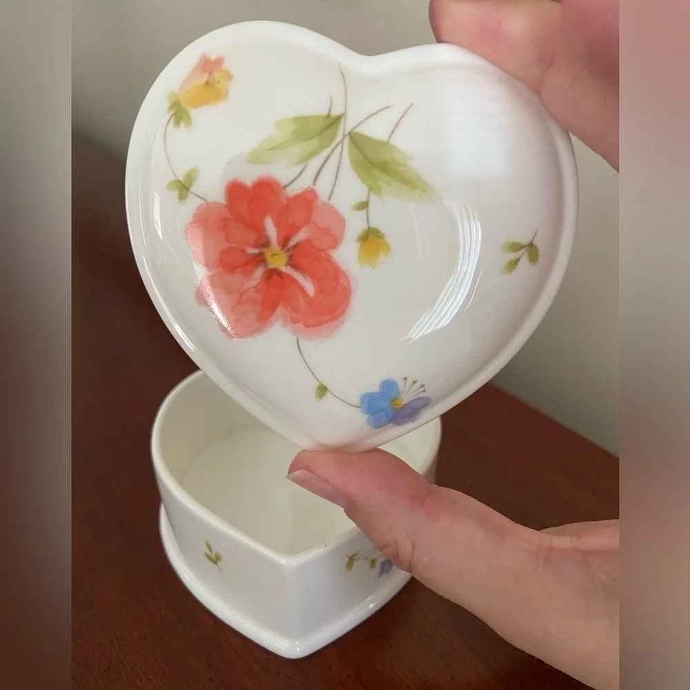 🩵 Vintage MIKASA BONE CHINA JUST FLOWERS HEART SHAPE TRINKET BOX Lidded Dish